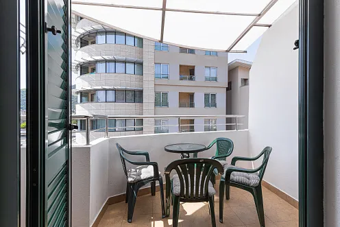 One-Bedroom Apartment in Budva – Sea View